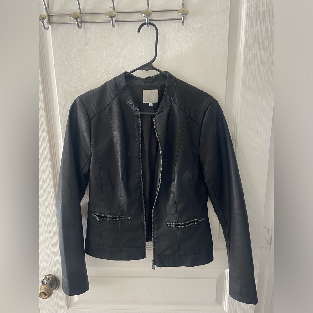 VILA Black Leather Jacket Sleek Fitted Design